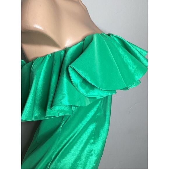 New. Bardot green dress. Medium. Retails $179 - Picture 10 of 16
